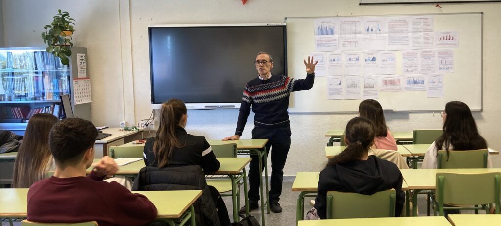 Profesor Zacarías Díez García impartiendo una charla a los alumnos de 2º de Bachillerato