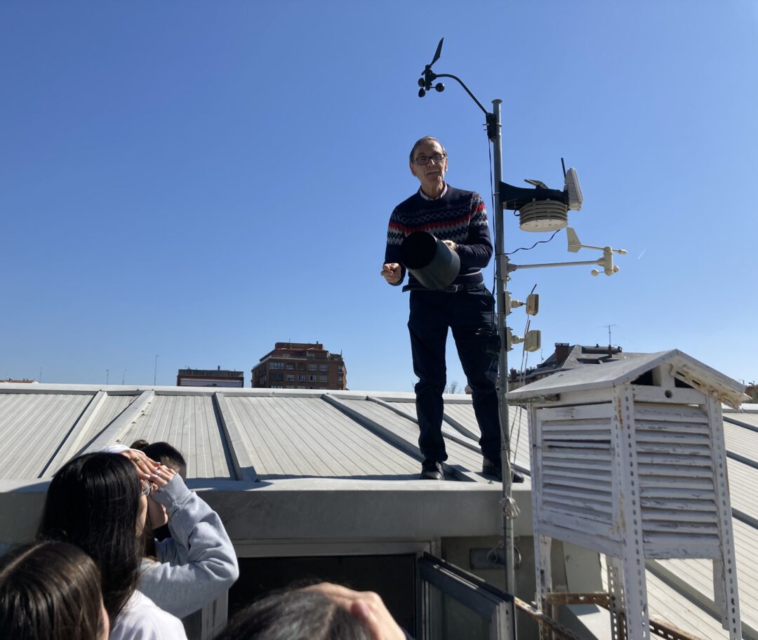 El profesor Zacarías Díez García mostrando los elementos de la estación meteorológica del I.E.S. Alonso Berruguete
